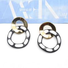 Boucles d&#39;oreilles peintes à la main sur mesure pour les femmes en acrylique de chaîne d&#39;oreille en acrylique en acrylique